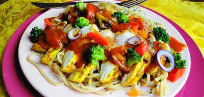 Afbeelding van Spaghetti Kip Masala (spaghetti met kip masala en masala pastasaus)