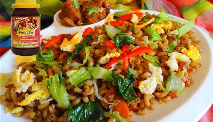 Afbeelding van Macaroni met gestoofde kip, paksoi en roerbakei