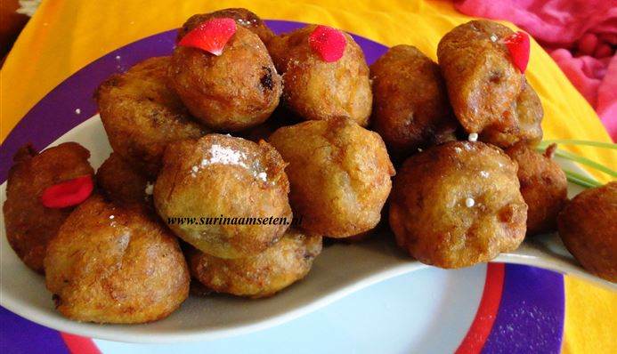 Afbeelding van Sandhia's oliebollen (ghul ghula, rijk gevuld met vruchten)