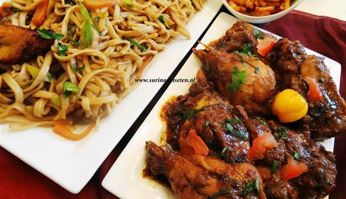 Afbeelding van Sandhia's bami met gestoofde kippenbouten