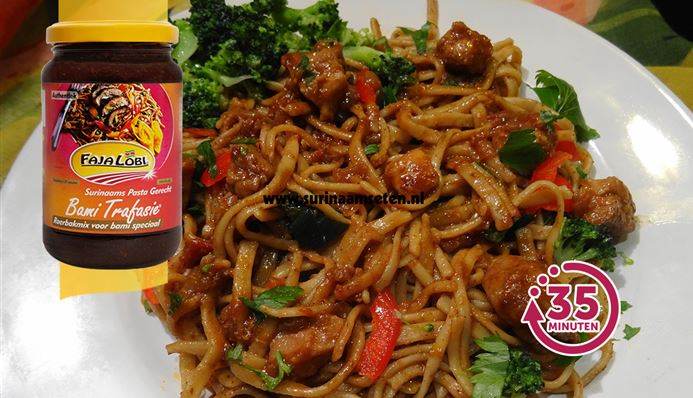 Afbeelding van Hmmmmmmm Sandhia's bami met juicy kip, broccoli en rode paprika!