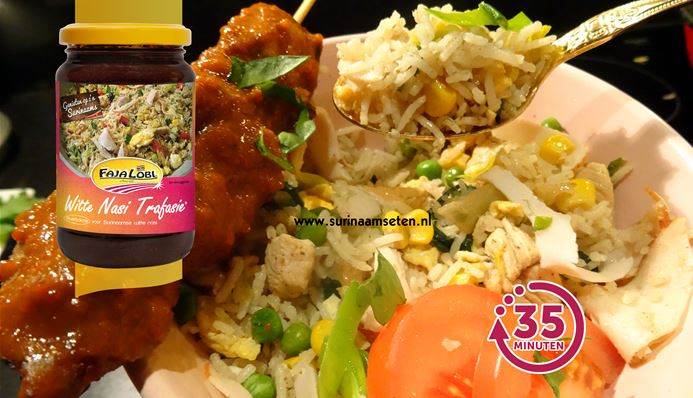 Afbeelding van Sandhia's nasi met Yangtori saté uit een bowl