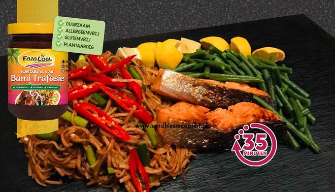 Afbeelding van Surinaamse Bami met gegrilde zalm en verse groenten