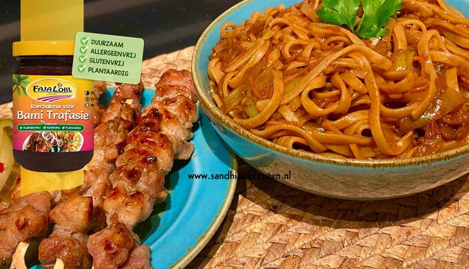 Afbeelding van recept met Surinaamse bami met Yangtori (speciale saté met honing of ahornsiroop)